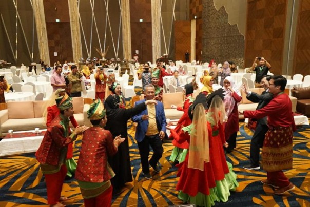 Suasana gala dinner dimeriahkan dengan joget Melayu