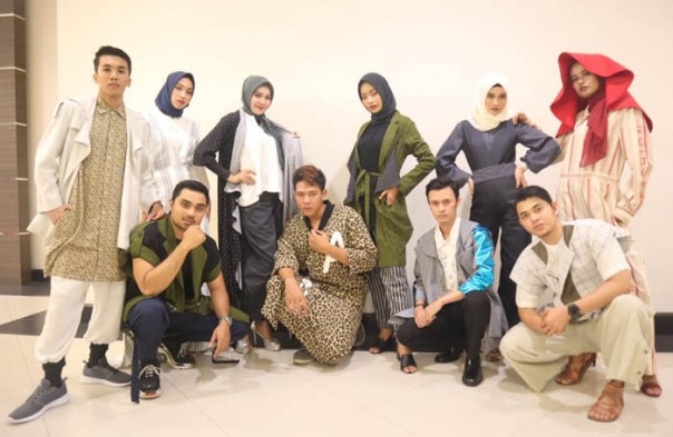 Koleksi pakaian berbahan rayon viscose koleksi PT Asia Pasific Rayon (APR) diperagakan oleh alumni Bujang Dara Riau pada malam puncak pemilihan Bujang Dara Riau 2019 