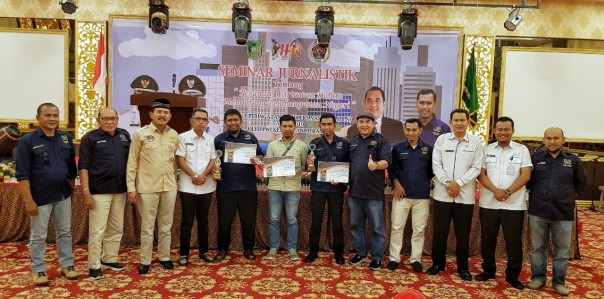 Ketua PWI Riau H Zulmansyah Sekedang berfoto bersama di -sela-sela  Seminar Jurnalistik tentang Peran Wartawan Dalam Mendorong Pembangunan Negeri/mad