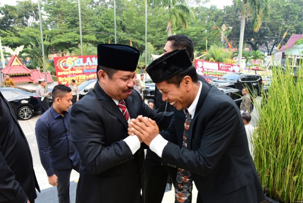 Bupati Bengkalis Amril Mukminin memberikan ucaan selamat kepadaanggota DPRD Riau dari Dapil Bengkalis/hari