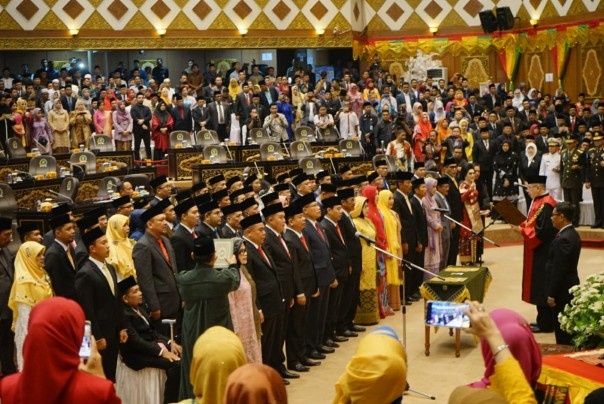 45 anggota DPRD Pekanbaru dilantik (foto/surya)