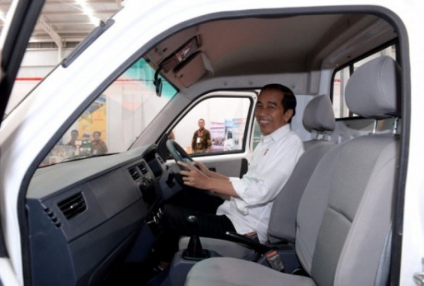 Presiden Jokowi menjajal Mobil Esemka saat peresmian Jumat akhir pekan kemarin. Foto: int 