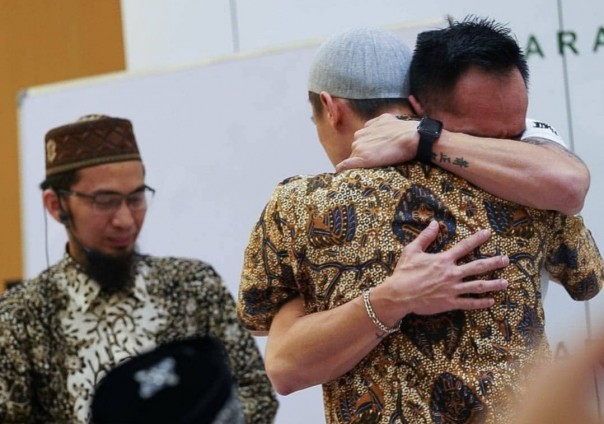 Kakak kandung Ustaz Felix Siauw, Freddy Siauw usai dibimbing Ustaz Adi Hidayat memeluk agama Islam