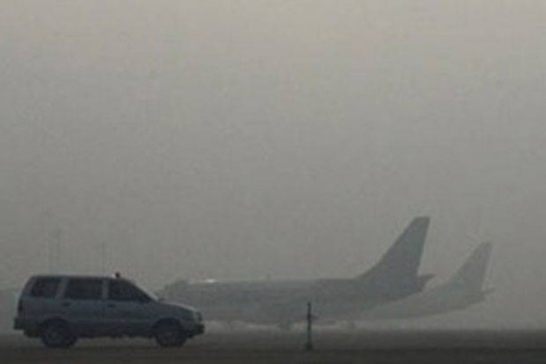 Kondisi bandara yang dipenuhi kabut asap. Ilustrasi. Foto: int 