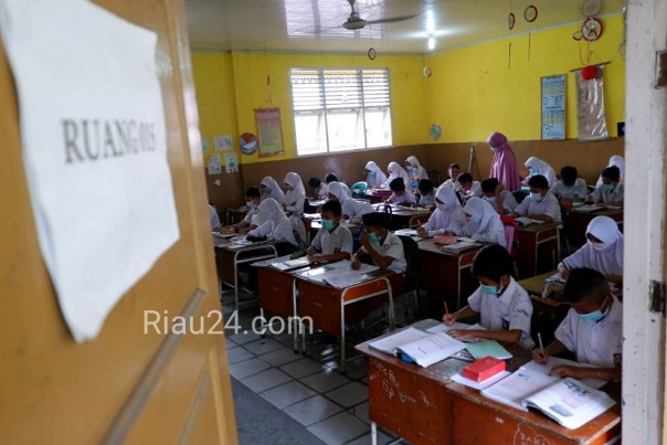 Siswa di Pekanbaru menggunakan masker saat proses belajar mengajar