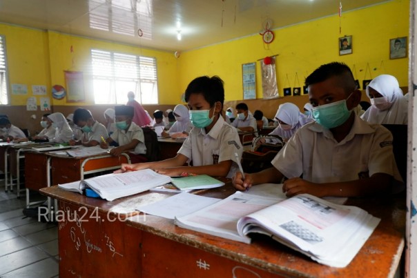 Siswa di Pekanbaru menggunakan masker saat proses belajar mengajar