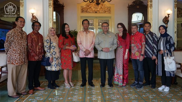 Gubernur DIY berfoto bersama pengurus Perhumas Pusat dan Perhumas Yogyakarta