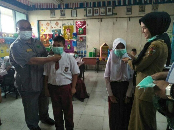 Siswa SD mendapat masker dari RAPI Rumbai