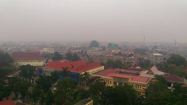 Kabut asap pekat menyelimuti Pekanbaru