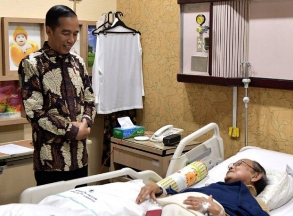 Presiden Jokowi menjenguk BJ Habibie di RSPAD Gatot Subroto. Foto: int 