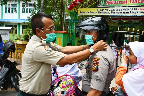 BPBD Kabupaten Bengkalis, Selasa, 10 September 2019, membagikan masker /hari