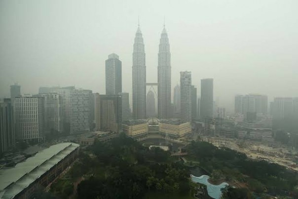 Malaysia dan Singapura mengeluhkan asap kiriman Indonesia membuat kualitas udara memburuk (foto/ilustrasi)