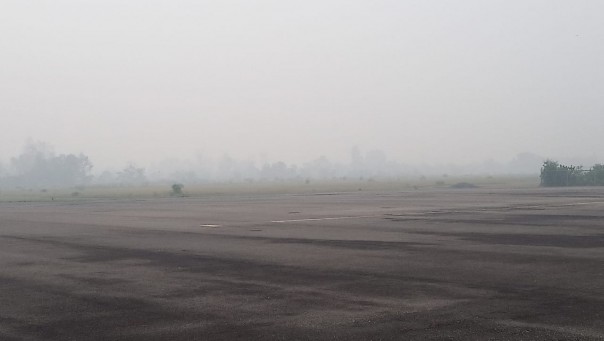 Kondisi Bandara Pinang Kampai Dumai hari ini, tampak kabut asap jelas kasat mata di permukaan jalan./zal