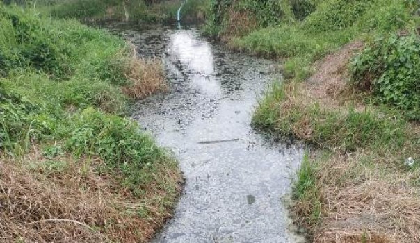 Sungai yang tercemar limbah perusahaan/ardi