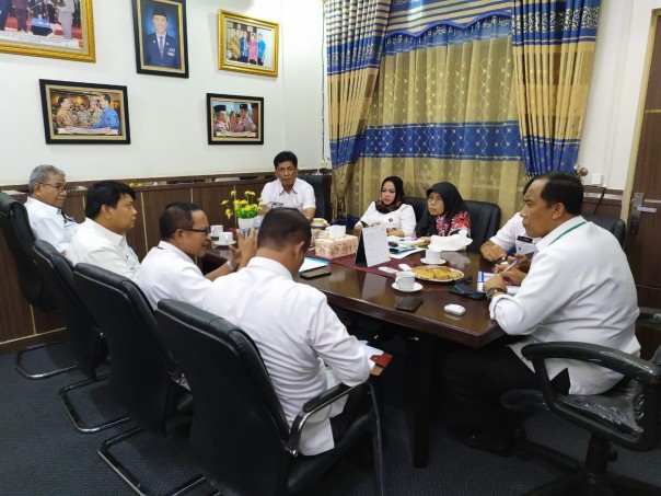 Sekda Pekanbaru M Noer memimpin rapat bersama OPD terkait kebijakan meliburkan sekolah (foto/riki)