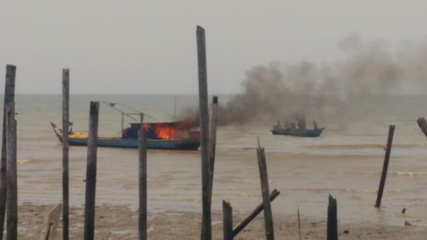 Pemusnahan satu unit kapal motor penangkap ikan (ilegal fishing) asal Malaysia dengan cara dibakar/hari