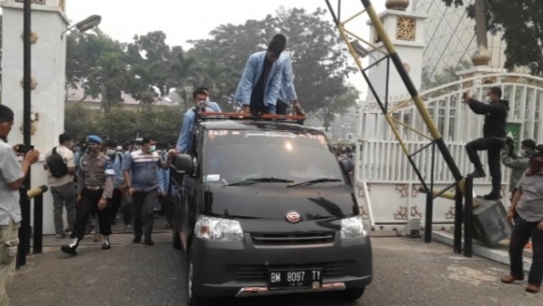 Mahasiswa UNRI masuk Kantor Gubernur Riau manyuarakan aspirasi (foto/riki)