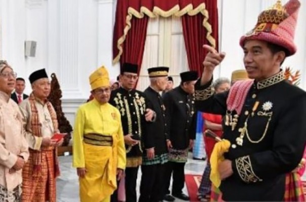Presiden ke-3 RI BJ Habibie mengenakan baju tradisional Melayu Riau berwarna kuning, saat peringatan HUT ke-73 RI bersama Presiden Joko Widodo di Istana Negara tahun 2018 lalu. Foto: int 