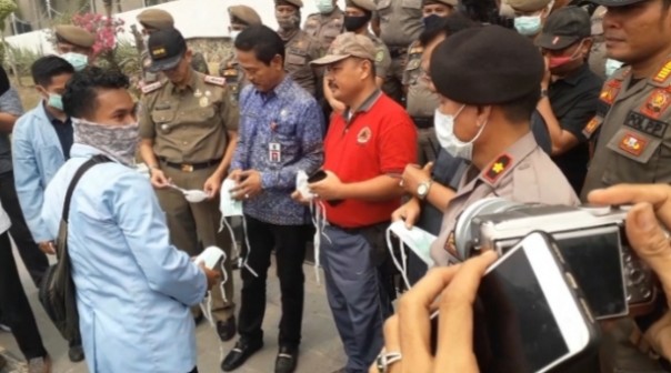 BEM Fisip Universitas Riau beri Kadis LHK Riau masker (foto/riki)