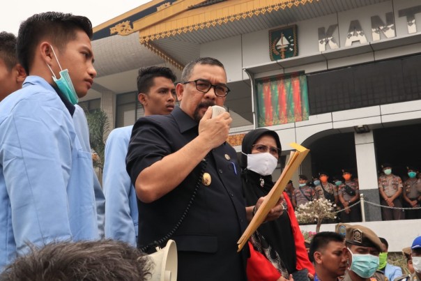 Wakil Gubernur Riau Edy Natar menjumpai mahasiswa UNRI yang berdemonstrasi di tengah-tengah kabut asap (foto/ryan)