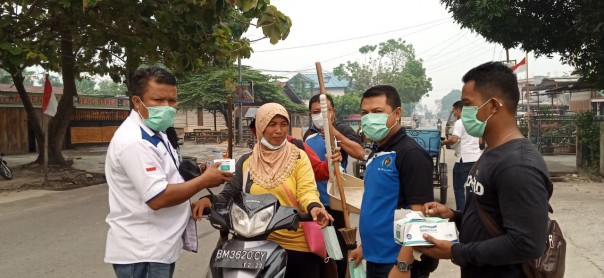 Kabut Asap Makin Parah, PWI Pelalawan Bagikan Masker ke Masyarakat