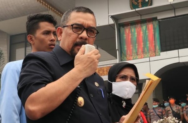 Wakil Gubernur Riau Edy Natar saat menjumpai mahasiswa Fisip UNRI yang unjuk rasa (foto/amri)