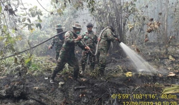 Prajurit TNI Angkatan Darat terus berupaya memadamkan api/rgo