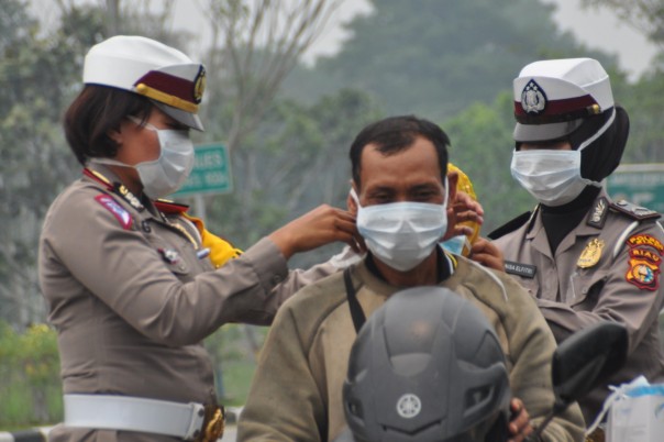  Polres Siak Bagikan Ratusan Masker Gratis/lin