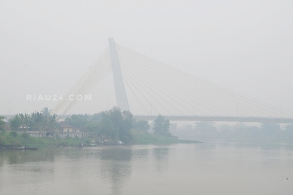 Akibat pekatnya kabut asap Jembatan Siak IV pun seakan mulai menghilanh dari pandangan. Foto (Dok/riau24)