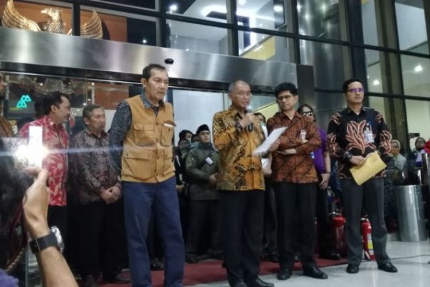 Ketua KPK Agus Rahardjo menyampaikan langkah pihaknya menyerahkan pengelolaan lembaga antirasuah itu kepada Presiden Jokowi. Foto: int 