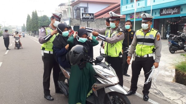 Kapolres Bengkalis AKBP Yusup Rahmanto S.IK MH beserta jajarannya membagi bagikan masker tepatnya di Jalan Antara/hari