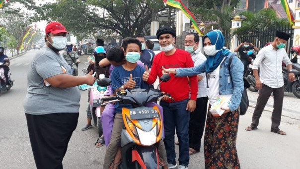 Wakil Ketua DPRD Kabupaten Bengkalis, Kaderismanto membagikan masker kepada warga/hari