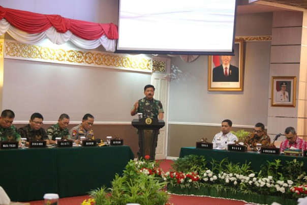 Rakor Penangulangan dan penanganan Karhutla di Riau yang dihadiri oleh Panglima TNI Marsekal Hadi Tjahjanto