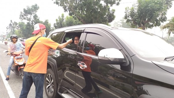 komunitas otomotif Toyota Kijang Club Indonesia (TKCI) Kampar menggelar kegiatan bakti sosial (baksos) berupa bagi-bagi 1.000 masker