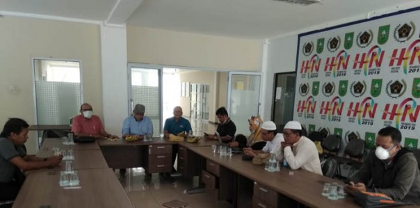 Ketua PWI Riau H Zulmansyah Sekedang memimpin rapat persiapan akhir Studi Jurnalistik ke Vietnam di ruang pertemuan Kantor PWI Riau, /ist