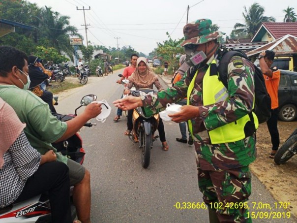 Babinsa Koramil 01/Rengat Kodim 0302/Inhu Serda Aminuddin bersama BPBD Inhu melaksanakan kegiatan bagi-bagi masker /azi