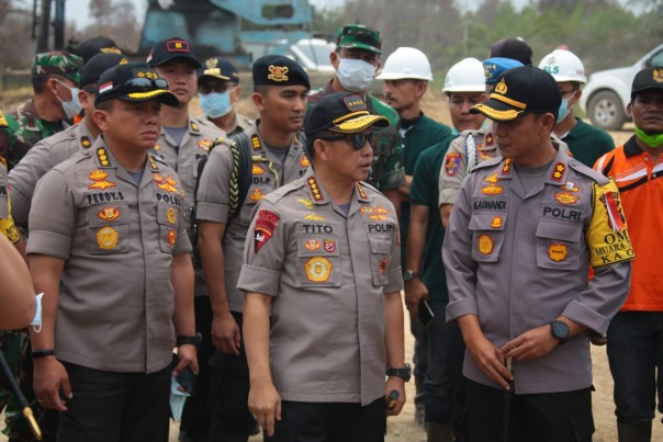 Kapolri Jendral Tito Karnavian  saat memantau Karhutla di Kerumutan Kabupaten Pelalawan bersama Panglima TNI Marsekal Hadi Tjahjanto/ardi