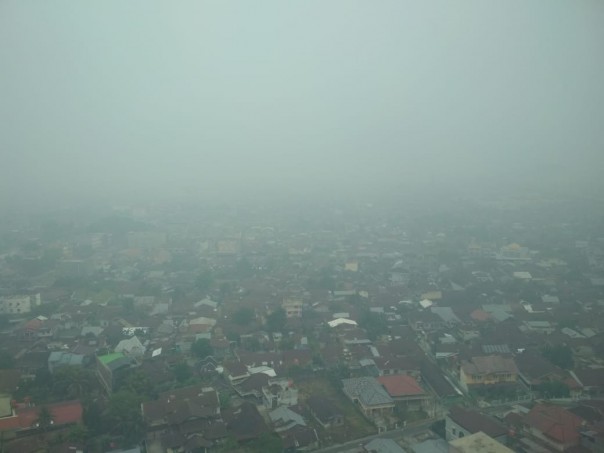 Kabut asap pekat masih menyelimuti Kota Pekanbaru, Riau