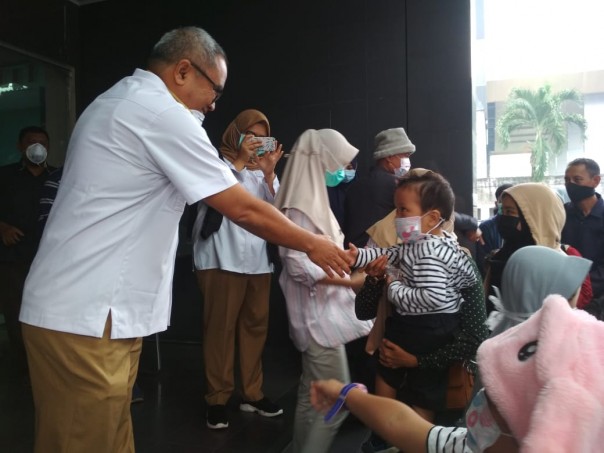 Kepala SKK Migas Sumbagut menyalami anak-anak karyawan SKK Migas yang ikut diungsikan ke Sumbar