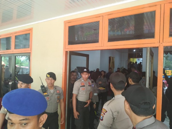 Personel Kepolisian melakukan pemeriksaan terhadap undangan yang menghadiri pelantikan  anggota DPRD Bengkalis/hari