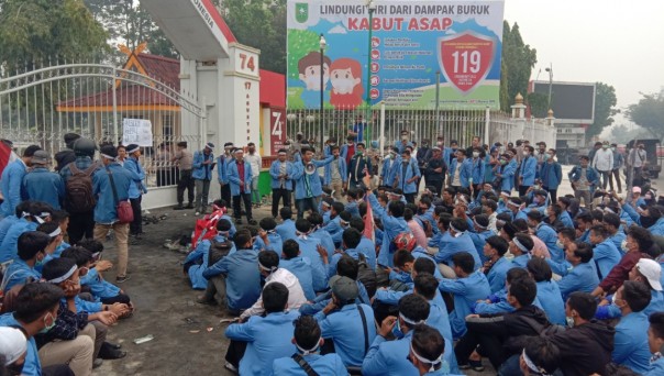 Ratusan mahasiswa UIN Suska Riau melakukan aksi demo di depan kantor Gubernur Riau