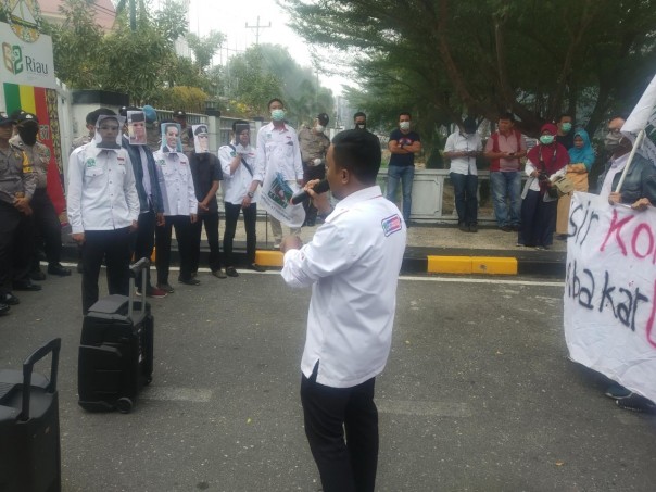 Demo Karhutla di DPRD Riau,  KAMMI Desak Jokowi Segera Tunaikan Janjinya Copot Kapolda Dan Pangdam