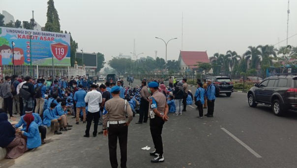 Mahasiswa UIN Suska Riau menutup hampir setengah jalan di depan kantor Gubernur Riau