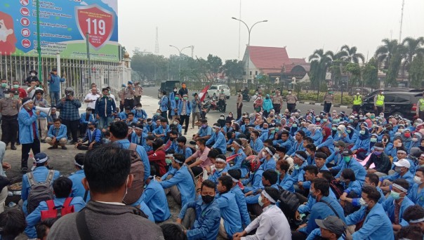 Mahasiswa UIN Suska Riau melakukan aksi di depan kantor Gubernur Riau