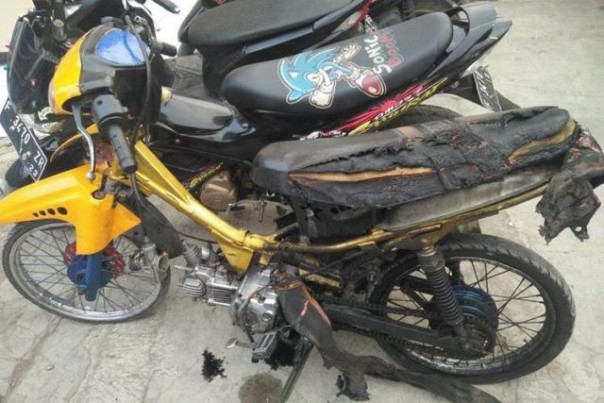 Sepeda motor yang tampak hangus pada bagian belakang karena dibakar pemiliknya sendiri. Foto: int 