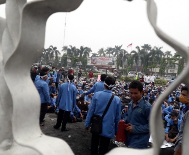 Ratusan mahasiswa UIN Suska Riau demo soal kabut asap, sempat terjadi insiden dobrak pintu gerbang (foto/riki)