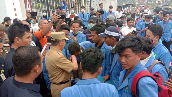 Gubernur Riau, Syamsuar saat menemui mahasiswa UIN Suska Riau yang demo di depan kantor gubernur Riau