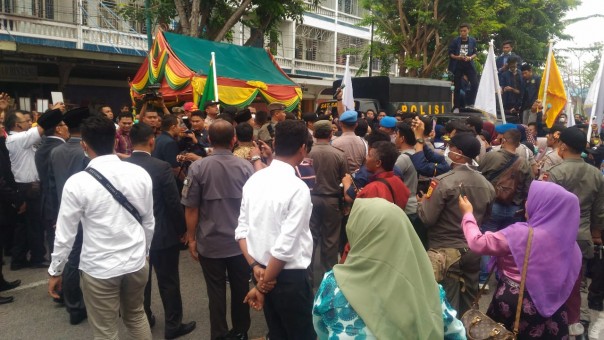 Ratusan Mahasiswa STAIN dan Politeknik Bengkalis melakukan aksi demo saat Pelantikan anggota DPRD Kabupaten Bengkalis Periode 2019-2024
