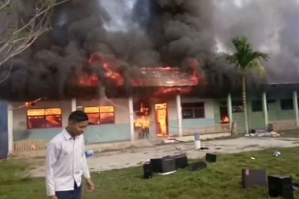 Api menghanguskan gedung sekolah di Mamuju, yang awalnya diduga karena ada siswa membakar sampah. Foto: int 