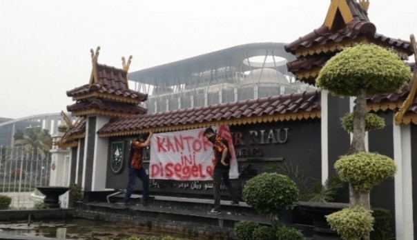Sapma PP Pekanbaru bentangkan spanduk segel Kantor Gubernur Riau (foto/riki)